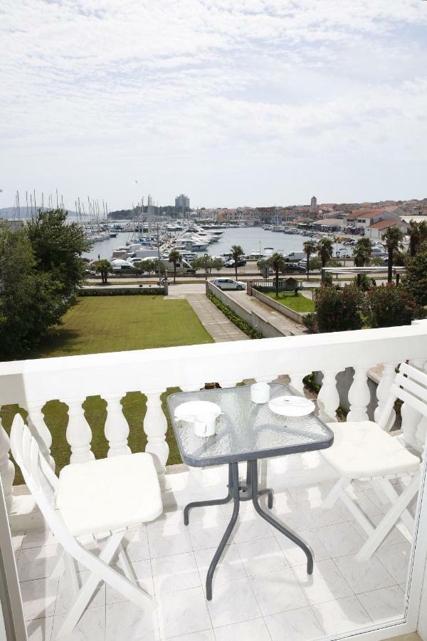 Apartment And Rooms Villa Kolonada 沃迪切 外观 照片